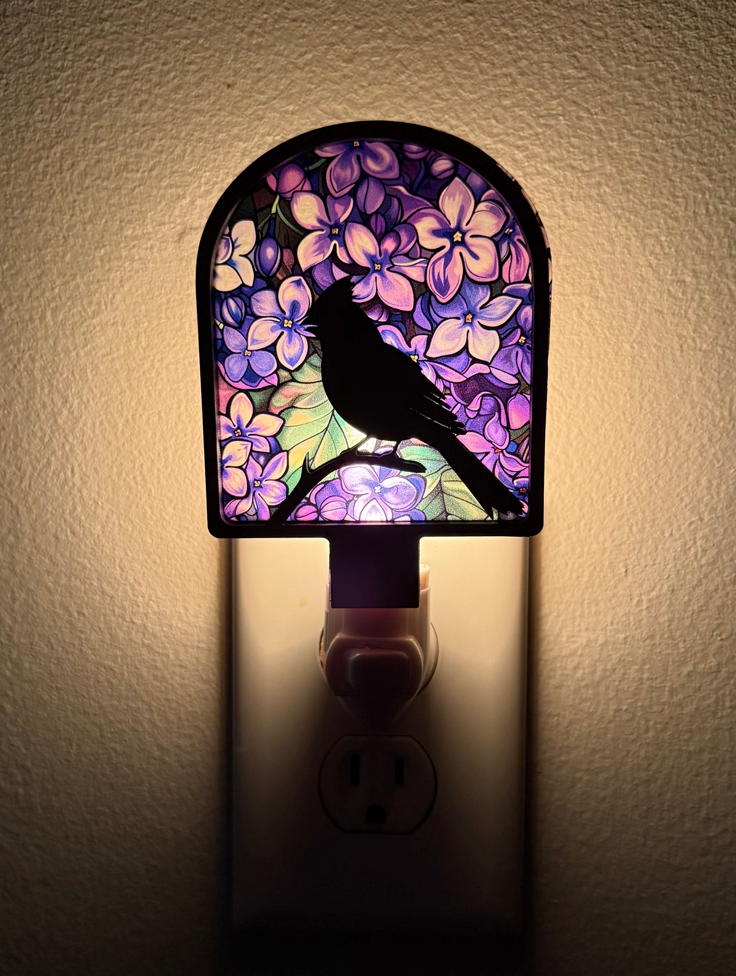 Cardinal Nightlight – Elegant Nature-Inspired Glow